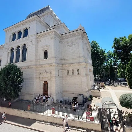 Luxury In The Ghetto's Heart *