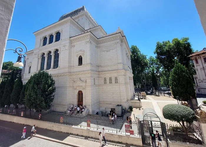 Luxury In The Ghetto's Heart *