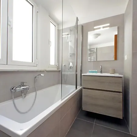 Luxury In The Ghetto's Heart דירה